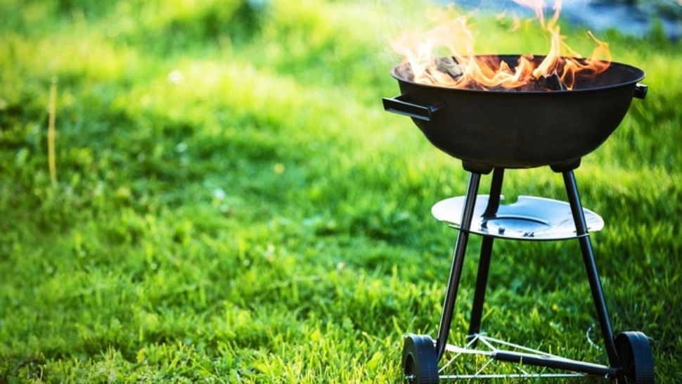 GRĂTAR scăpat dintr-un balcon de la etajul 8 - incident bizar în Focșani. O mașină, distrusă