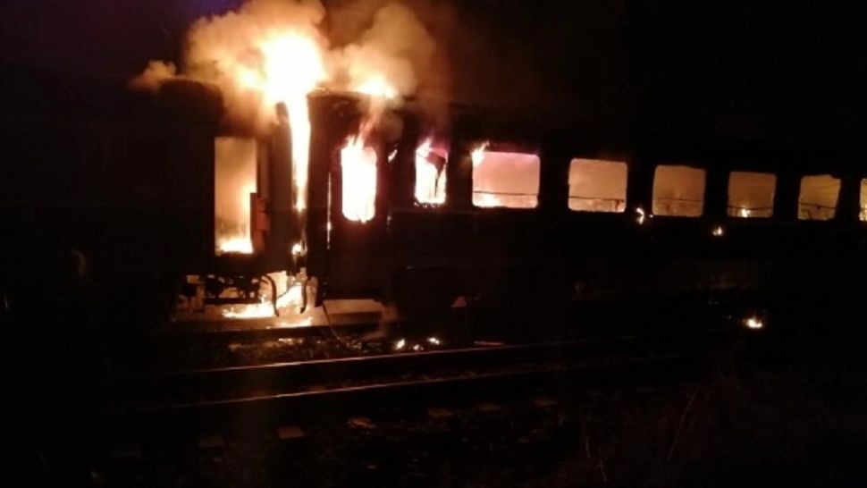 Un tren în care se aflau zeci de pasageri A LUAT FOC în gara Sinaia
