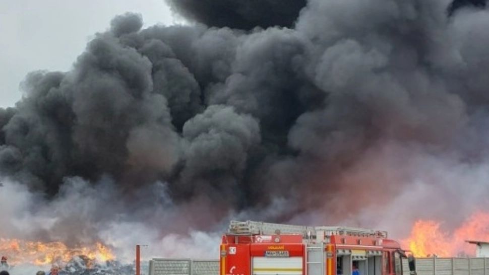 VIDEO Incendiu de proporții la Techirghiol, norul de fum vizibil de la kilometri distanță