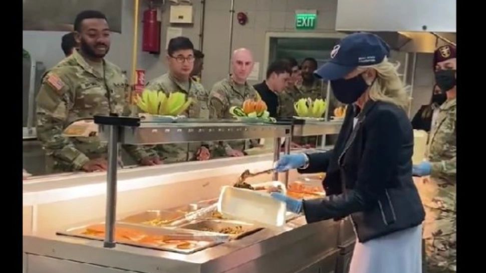 VIDEO | Jill Biden a servit mâncare militarilor americani din Baza de la Mihail Kogălniceanu