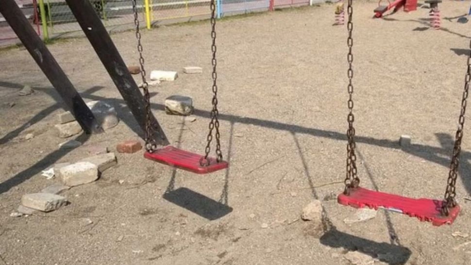 Incident șocant, în parc: copil de 4 ani, dus de urgență la spital după ce un leagăn s-a rupt și l-a lovit