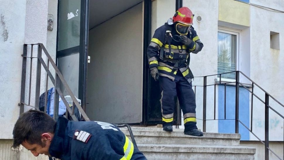 VIDEO | Incendiu într-un apartament din Botoşani. 9 persoane au fost evacuate