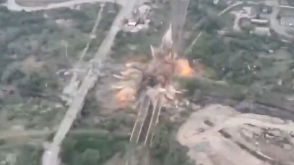 VIDEO - Trupele ucrainene aruncă în aer podul Lugansk - Scopul operațiunii speciale de securitate 