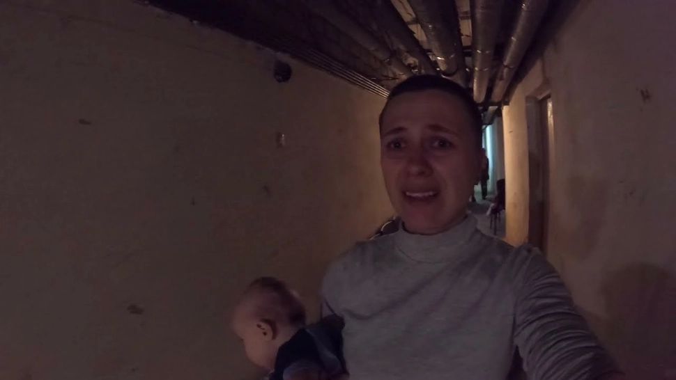 O mamă cu 3 copii din Ucraina ţine un jurnal video de la începutul războiului. Drama unei familii refugiate în buncăr - VIDEO