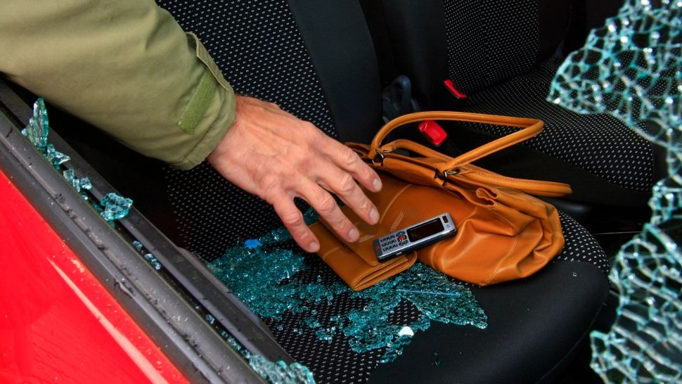 Două dintr-un foc! Au furat mașina, dar și geanta plină de bani din portbagaj