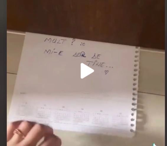 VIDEO – Ce bilet i-a trimis o româncă soțului în timp ce acesta se afla în baie – Bărbatul a ras copios și i-a dat un răspuns pe măsură