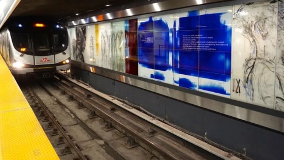 O femeie a murit la metrou, în stația Piața Victoriei, după ce a fost călcată de tren