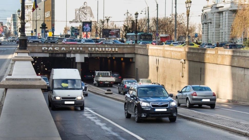 Incident șocant în Pasajul Unirii - Polițiștii, atacați cu bucăți de piatră cubică