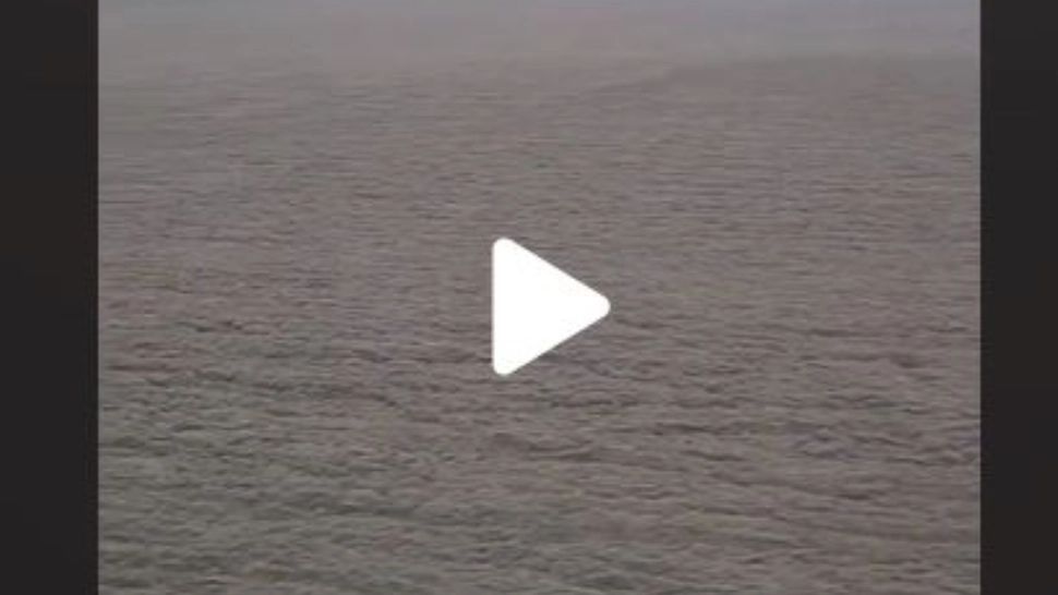 VIDEO – A mers să se plimbe pe plajă când nisipul a început să facă… “valuri”. A scos telefonul și a filmat fenomenul ciudat