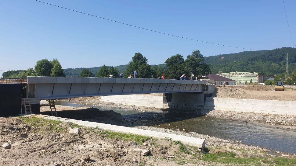 Pod inaugurat cu apă sfințită și copii îmbrăcați în port popular - Construcția a costat 720.000 de euro