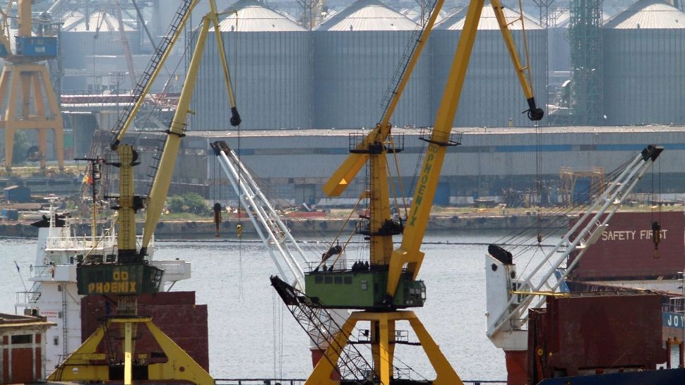 Aglomerație în portul Constanța. Zeci de nave așteaptă înșiruite și în largul mării