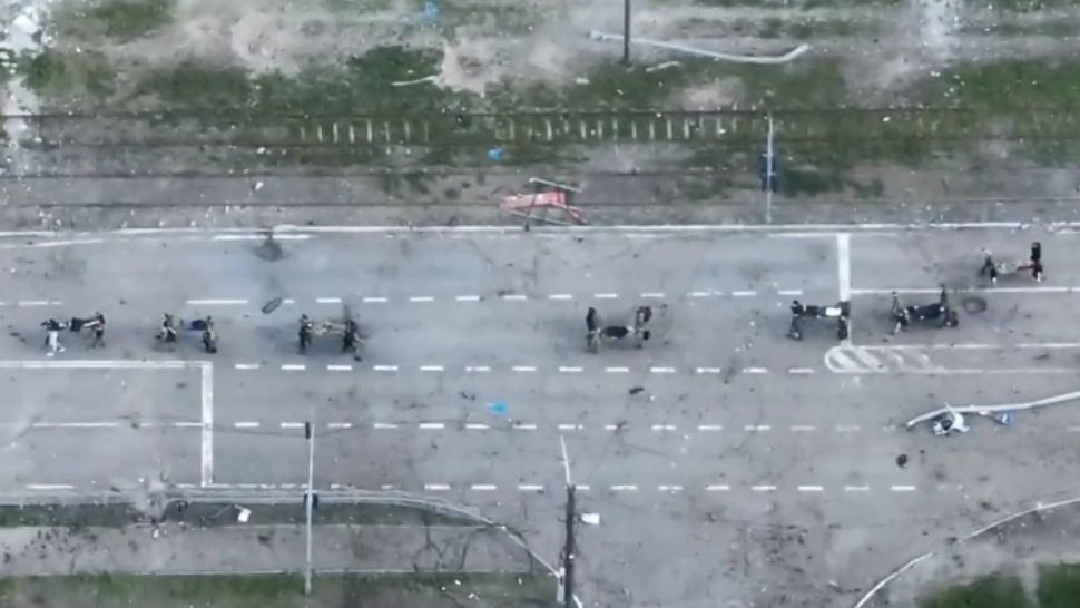 Cum au fost evacuați combatanții răniți din combinatul Azovstal - VIDEO cu impact emoțional puternic 