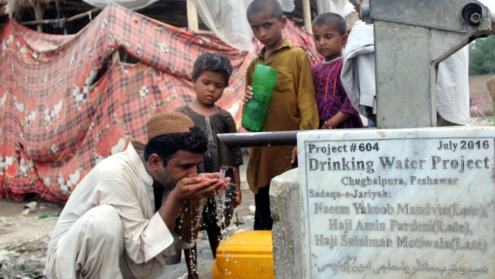 Focar mortal de holeră în Pakistan. Mii de oameni infectați după ce au băut apă contaminată