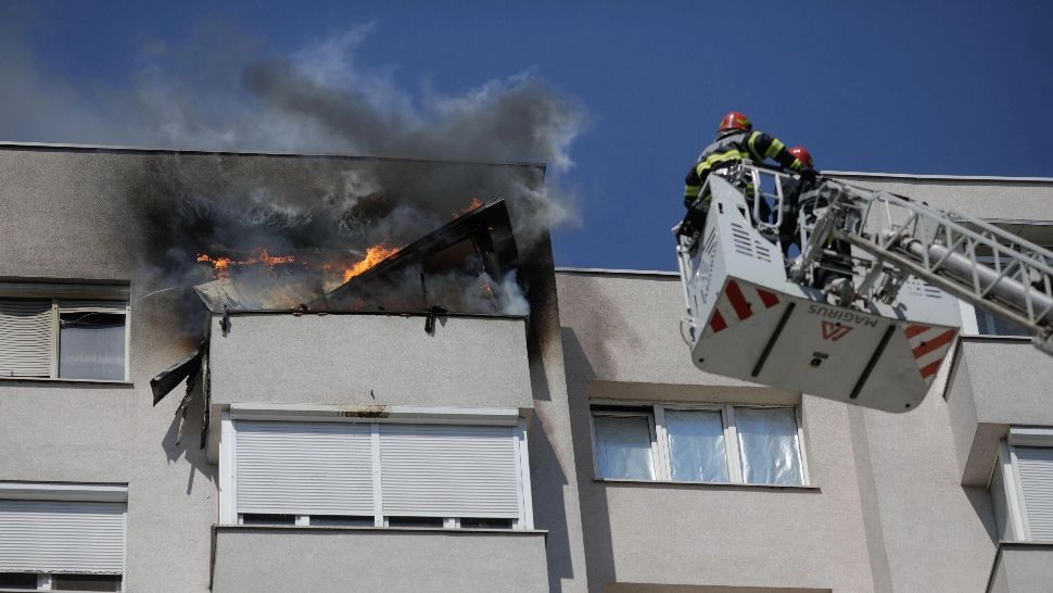 Incendiu violent într-un bloc din Braşov. Peste 50 de persoane au fost evacuate 