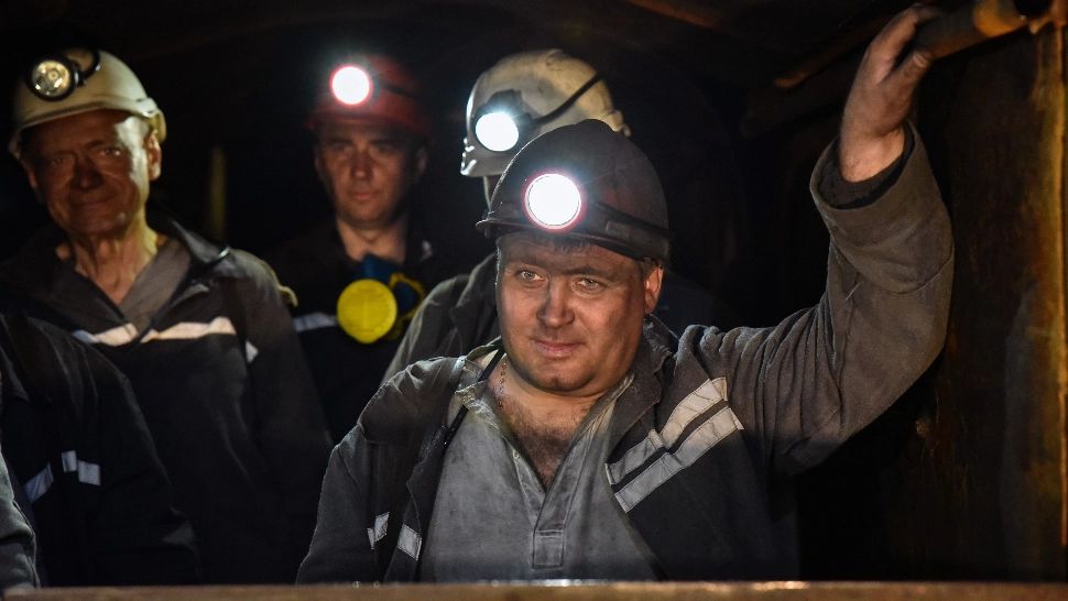 Zeci de mineri blocați în subteran din cauza întreruperilor de curent în Donețk