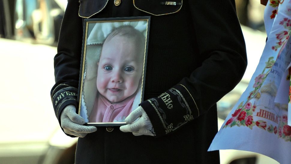 Prețul scump al războiului. Peste 150 de copii au fost uciși până acum în Donețk