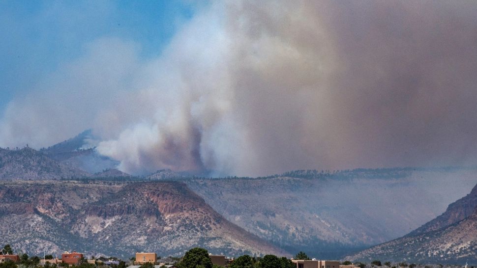 Alertă în New Mexico din cauza incendiilor de vegetație. Sute de case distruse și mii de oameni evacuați