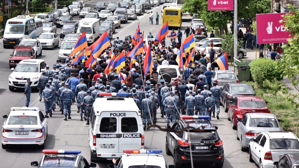 FOTO + VIDEO | Proteste masive în Armenia. Oamenii cer demisia premierului