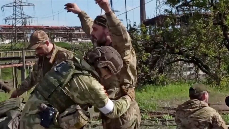 RUSIA anunță că 1.730 de luptători din Azovstal s-au predat și au fost duși la ÎNCHISOARE - Printre ei, și un comandant Azov | VIDEO