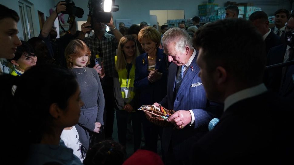 Prinţul Charles, în vizită la centrul pentru refugiaţi ucraineni de la Romexpo - Galerie FOTO
