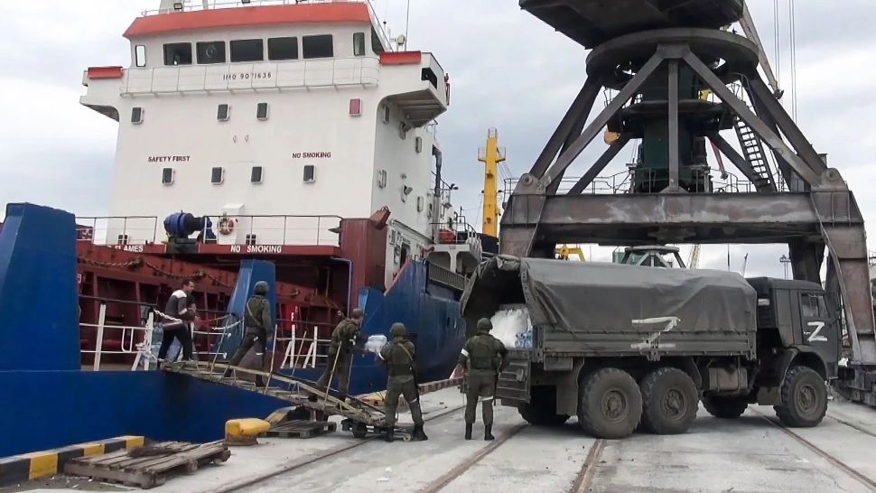 Prima navă comercială a plecat din Mariupol spre Rusia. Ucraina acuză un jaf al rușilor