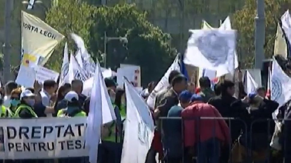 Protest în fața Guvernului! Oamenii, în stradă, după explozia prețurilor - Situație disperată în Valea Jiului după restructurări