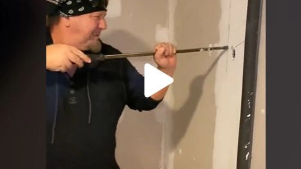 VIDEO – Își renova locuința și a descoperit în spatele unui perete fals că mai există o încăpere secretă – Ce se afla înăuntru