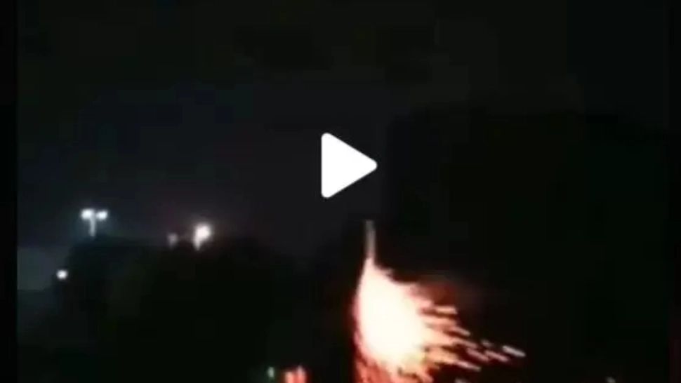 VIDEO – Au tras cu artificii de pe balcon și au dat foc la un apartament din blocul de lângă – Cum a fost posibil