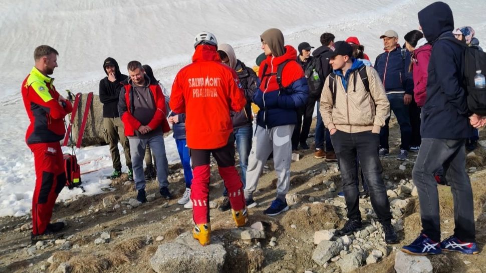 S-au dus să se cațere pe munte, dar au rămas fără suflu. Au chemat Salvamontul ca să coboare