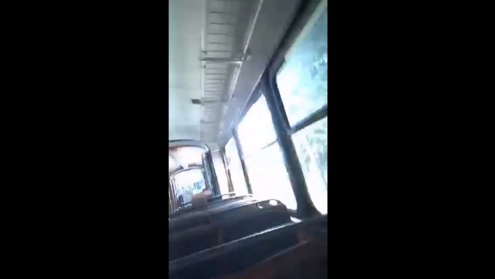 Un tramvai plin cu călători a luat foc. Imagini de groază în Brăila - VIDEO