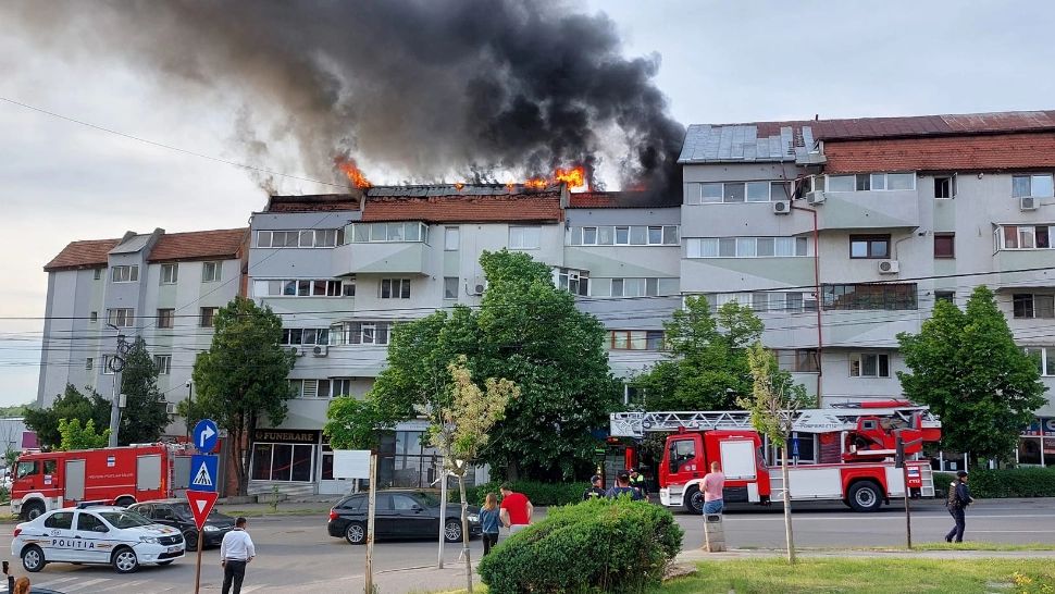 Apartament făcut scrum de incendiu. Proprietarul a ajuns la spital, dar a scăpat doar cu intoxicații