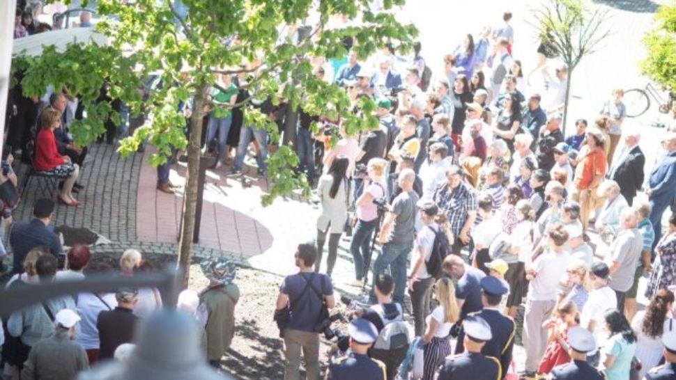 Copacul de 3000 de euro, plantat de principesa Margareta, a început să se usuce. Specialiștii caută soluții