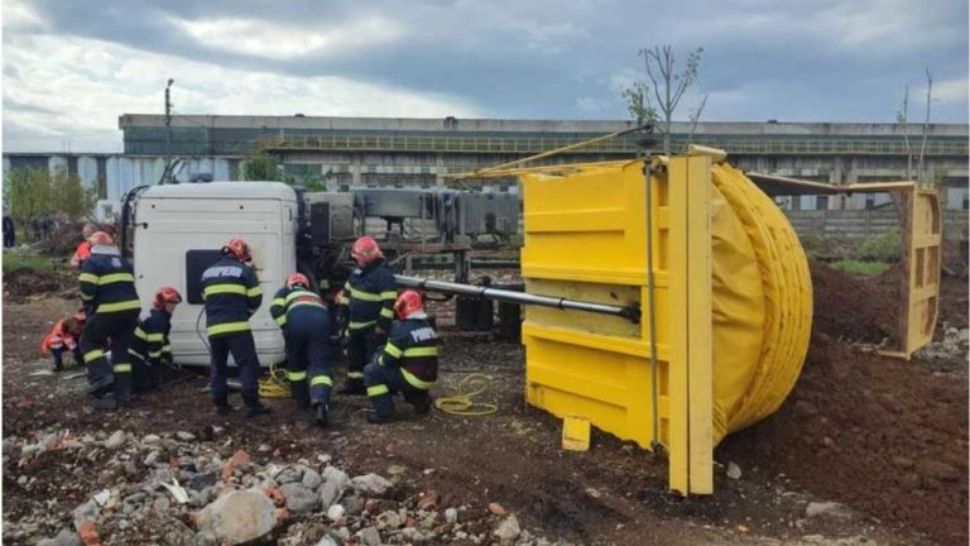 Bărbat strivit de o basculantă cu pâmânt, în Dâmbovița