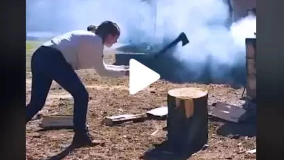 VIDEO – Putea să se termine tragic – A vrut să spargă un buștean cu toporul, însă a avut parte de ceva neașteptat