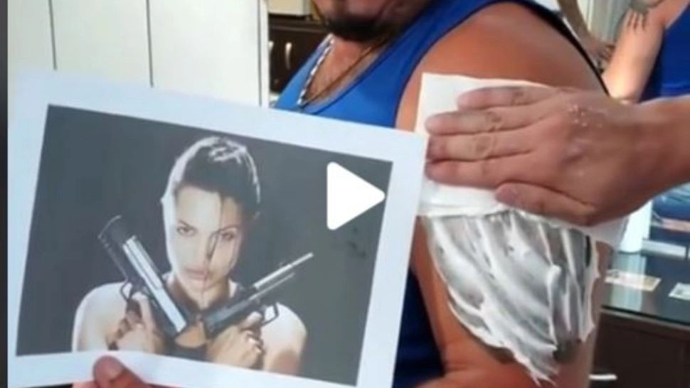 VIDEO – Un "bombardier" și-a făcut tatuaj cu Angelina Jolie pe braț însă, când a văzut cum a ieșit, a vrut să-l ia la bătaie pe tatuator