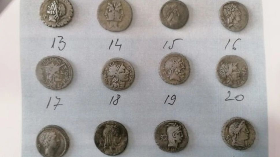 Vânătoare de comori, în județul Olt. TEZAUR de 2.000 de ani, descoperit de un polițist