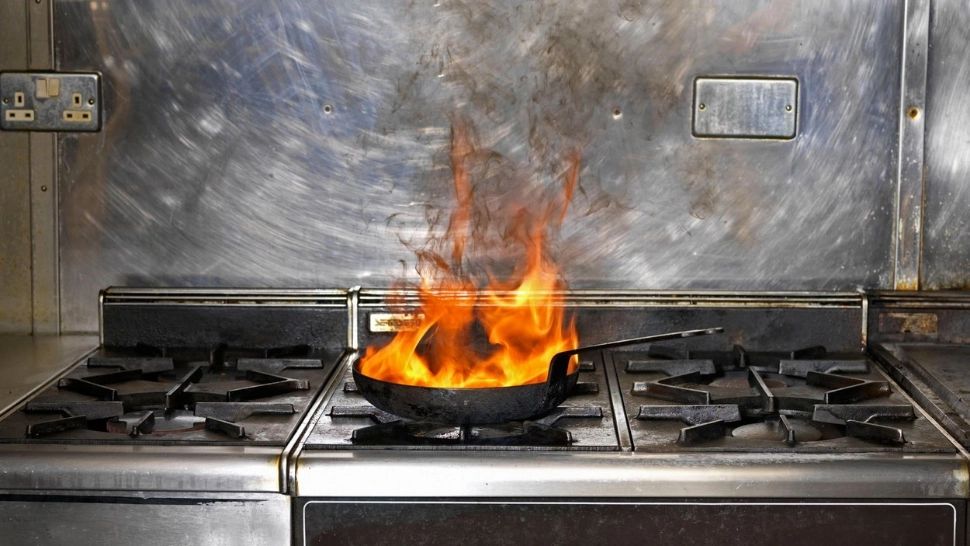 Ce pui în tigaie când prăjești cârnați, ca să nu sară grăsimea pe aragaz?