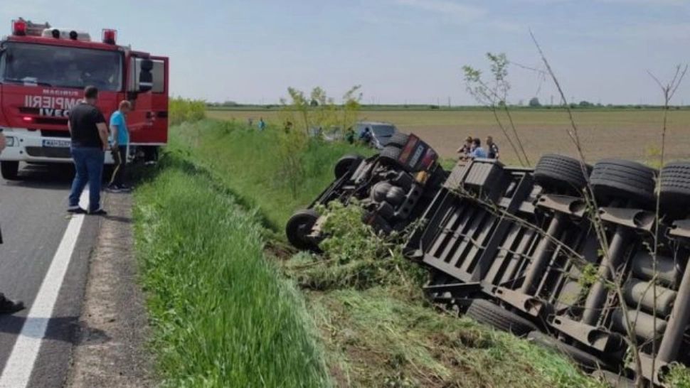 FOTO | Accident cumplit în Arad. Un bărbat din Ungaria a murit după ce s-a răsturnat cu TIR-ul pe care îl conducea