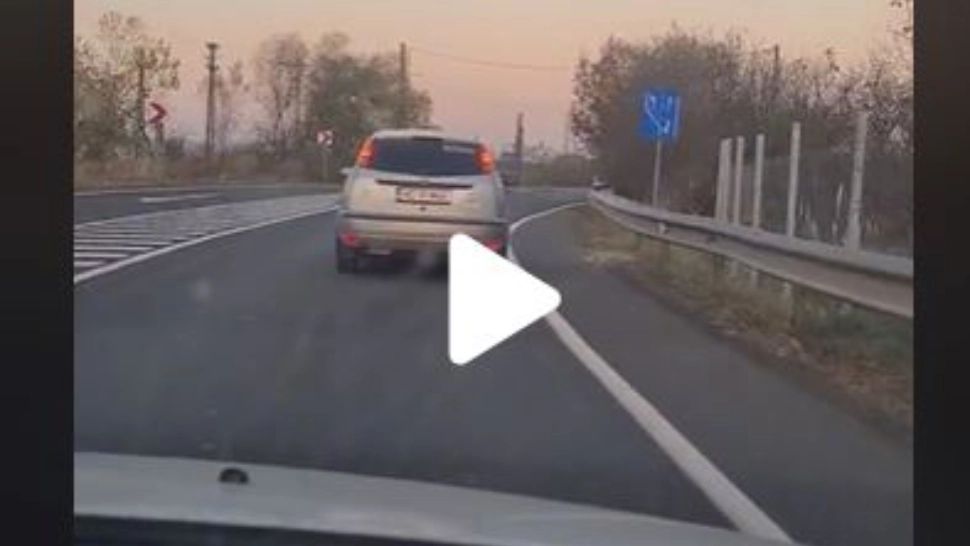 VIDEO – Șoferul din fața sa avea numărul de telefon pe mașină așa că s-a gândit să-i facă o farsă – L-a sunat și ce a urmat întrece orice imaginație