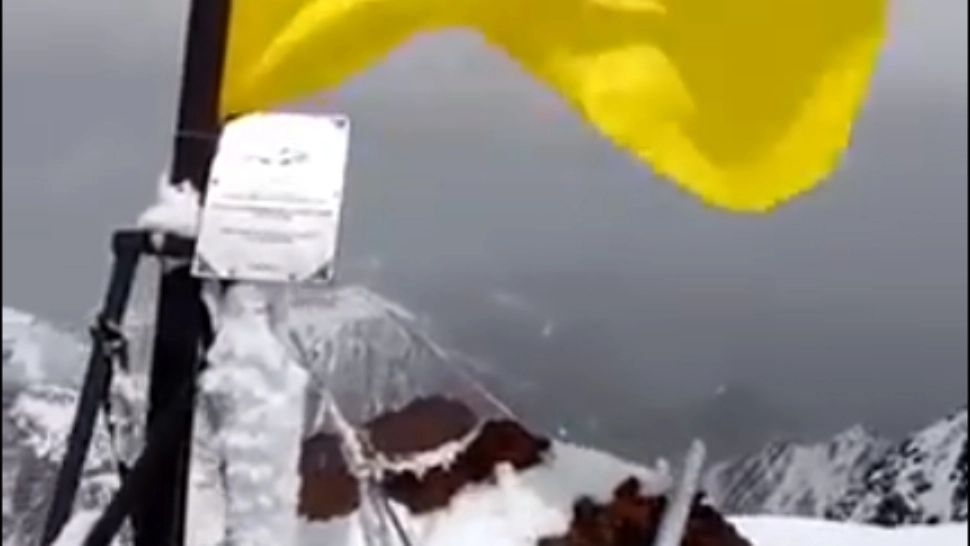 Anchetă a poliției, după ce pe vârful montan "Putin" a fost înfipt un steag ucrainean