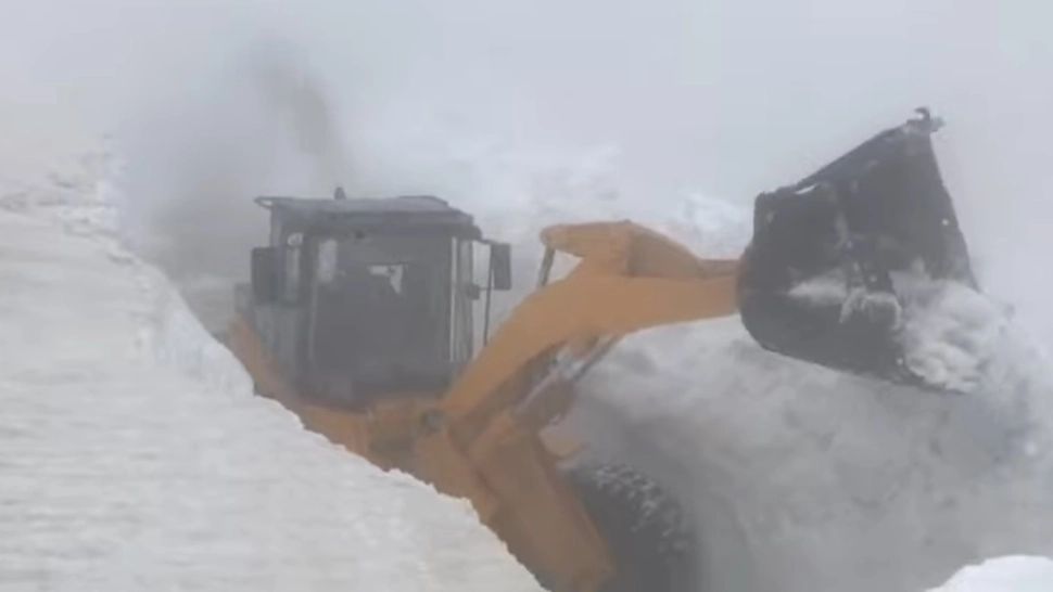 Zăpadă de peste 3 metri, pe Transalpina - VIDEO