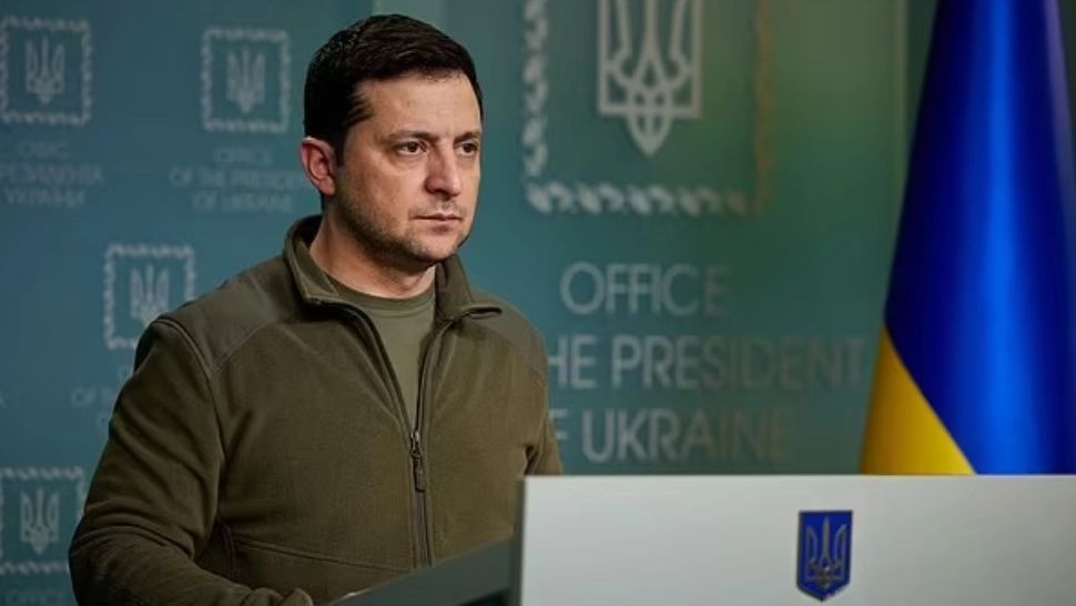 Celebra jachetă kaki a lui Zelenski, vândută la licitație de Boris Johnson, la Londra: 90.000 de lire sterline