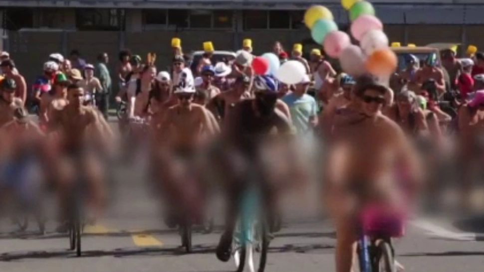 Protest inedit în Marea Britanie. Au pedalat dezbrăcați, în semn de respect pentru natură