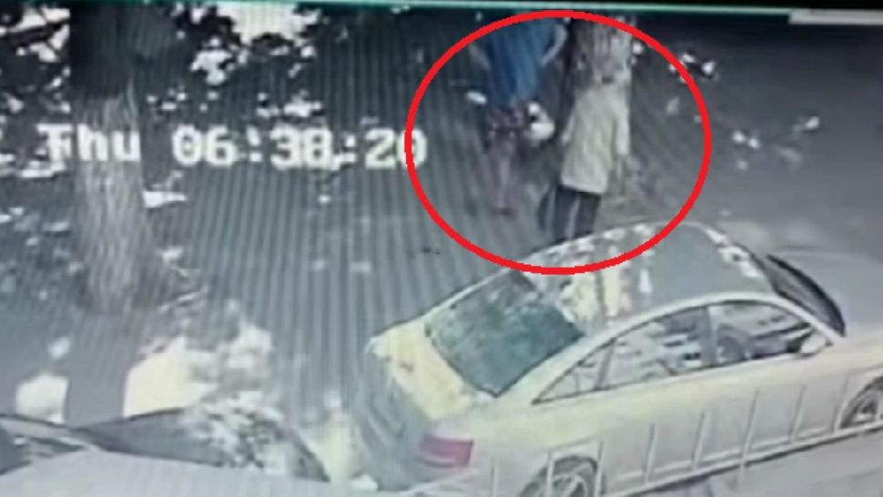 Bătrân TÂLHĂRIT în plină stradă: făptașul, căutat de polițiști - VIDEO 