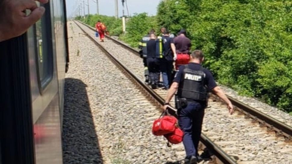 Un bătrân lovit de tren a fost salvat de un jandarm şi de un călător