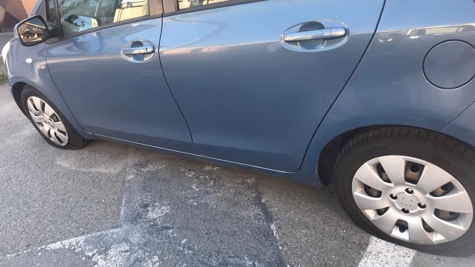 Legea junglei în Capitală. Mai multe mașini, vandalizate