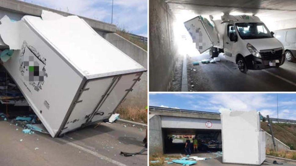 Scene incredibile în Arad! O dubiță, blocată sub un pod de pe autostradă. Ce a făcut șoferul - FOTO 