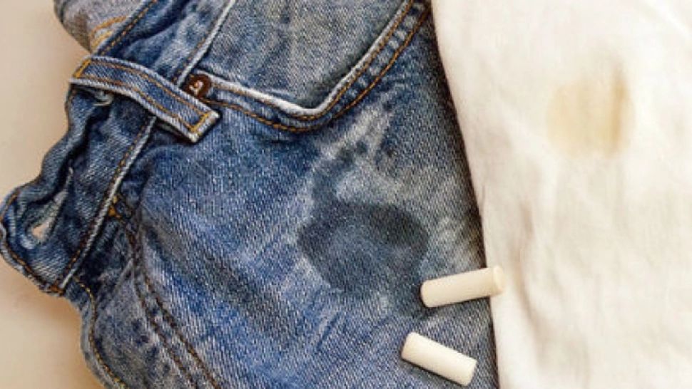 Cum să scoţi petele de grăsime de pe haine cu o bucată de cretă