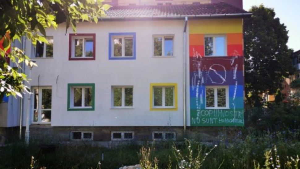Grădiniţă vandalizată în Hunedoara. Pe fațada clădirii au fost scrise mesaje de ameninţare şi ură
