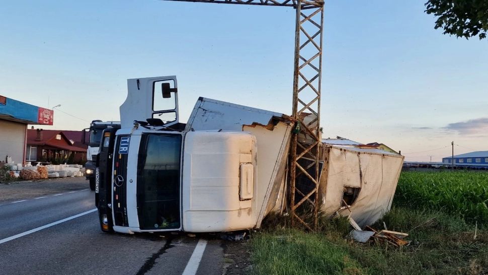Accident în Neamț. Autoutilitară cu zeci stupi de albine, răsturnată - A fost emis mesaj RO-ALERT - FOTO